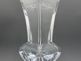 un vase en verre posé sur une table