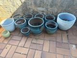 de nombreux pots posés par terre les uns à côté des autres