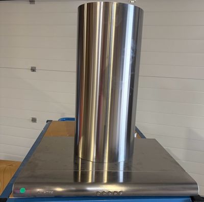 une plaque de cuisson en acier inoxydable avec une cheminée en métal