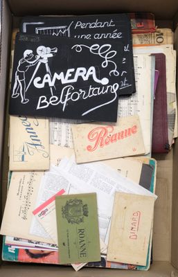 une boîte en carton remplie de nombreux types de papiers différents