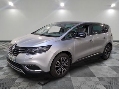 une voiture argentée garée dans une pièce au sol en damier