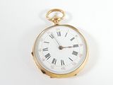 une montre de poche en or avec des chiffres romains sur le cadran