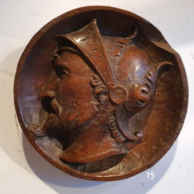 une plaque en bois représentant un homme portant un chapeau sur la tête