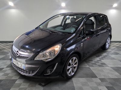 la photo d'une voiture noire garée dans un garage