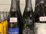 plusieurs bouteilles de vin sont alignées sur un comptoir