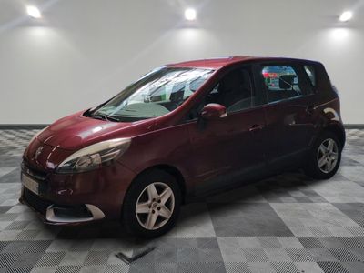 la voiture rouge est garée dans le garage sur le sol en damier