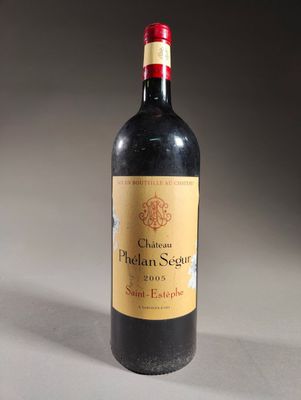 une bouteille de vin posée sur une table
