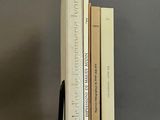 trois livres empilés les uns sur les autres