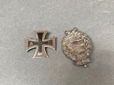 une médaille d'argent et une médaille d'argent ornée d'une croix