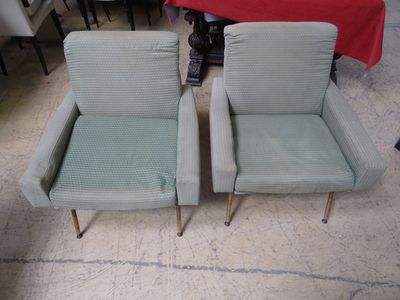 Une paire de fauteuils