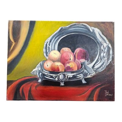 un tableau représentant des pommes dans un bol en argent posé sur une nappe rouge