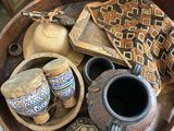 une table en bois sur laquelle se trouve un bol en poterie