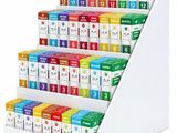 une vitrine blanche remplie d'une grande variété de thés de différentes couleurs