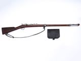 un fusil avec un canon en bois et un étui en métal