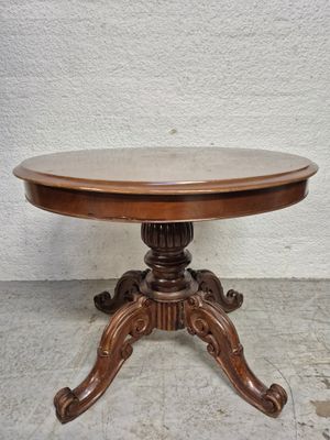 Guéridon anglais en acajou reposant sur quatre pieds à enrou…