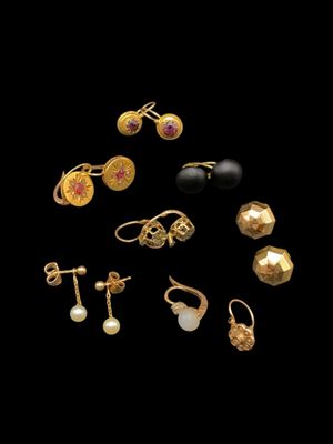 une collection de bijoux en or et en perles, comprenant notamment des boucles d’oreilles et des bagues