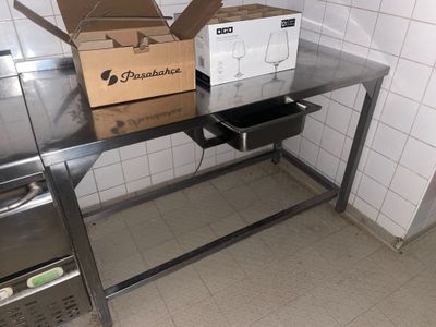 une boîte de vin posée sur une table dans une cuisine