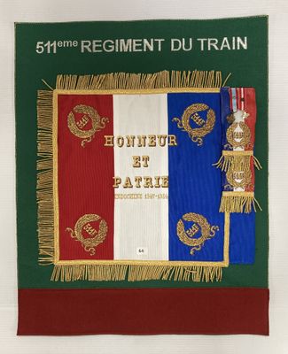 une banderole sur laquelle figure la photo d'un officier