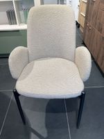 Une table avec 3 chaises TJARDA de couleur beige (photo 3)