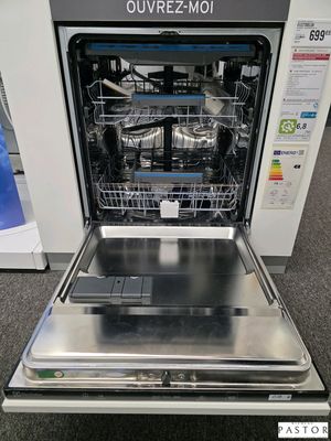 une photo d'un lave-vaisselle dont la porte est ouverte, prise dans un magasin