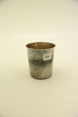 une petite coupe en argent sur laquelle est accrochée une étiquette de prix