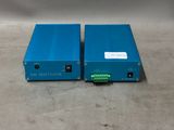 deux appareils électroniques bleus posés sur une table