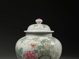 un petit vase muni d'un couvercle orné de fleurs et d'oiseaux