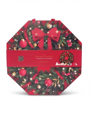 une boîte rouge ornée d'une couronne de Noël et de décorations