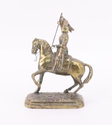 figurine en bronze représentant un homme à cheval, avec un drapeau sur le dos