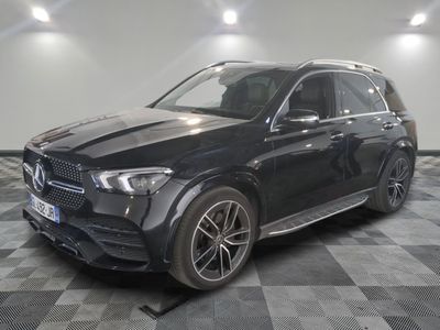 Le SUV Mercedes GLE est garé dans une grande pièce