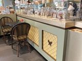 des tables et des chaises devant un comptoir dans un magasin