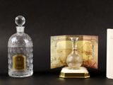 trois flacons de parfum posés l'un à côté de l'autre sur une table