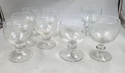plusieurs verres à vin vides sont alignés sur une table
