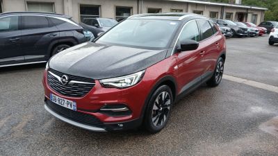 une voiture rouge garée dans un parking