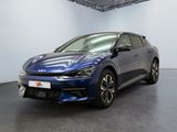 La voiture bleue est garée dans une grande pièce aux murs blancs