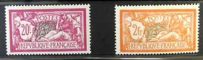 trois timbres de couleurs différentes exposés dans une vitrine