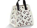 un sac à main blanc et noir orné d'un motif géométrique