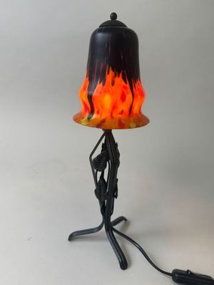 l'image d'une lampe posée sur une table