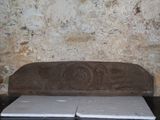 un banc en bois orné d'un motif sculpté