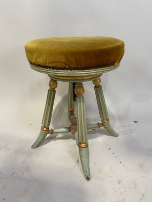 une image représentant un tabouret sur lequel est posé un coussin jaune