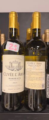 plusieurs bouteilles de vin sont alignées sur une étagère dans un magasin
