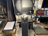 une machine posée sur une table