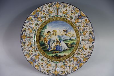 une assiette avec l'image d'une femme et d'un enfant