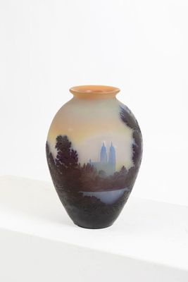 un vase posé sur une étagère, sur une surface blanche