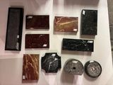 de nombreux types de billes exposées sur une table