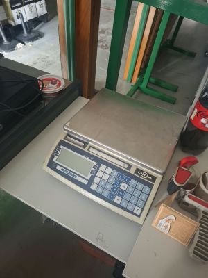 une photo d'une balance posée sur une table devant une fenêtre