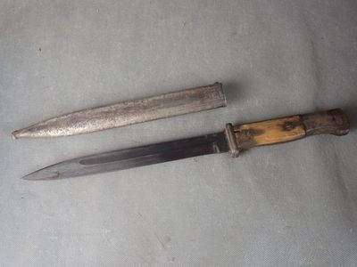 deux couteaux posés l'un à côté de l'autre sur une table