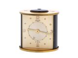 une image représentant une horloge dorée et noire sur fond blanc