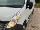 une photo d'une camionnette blanche garée sur un parking en gravier