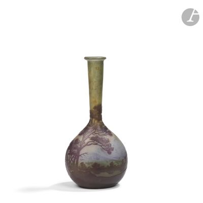 un vase orné d'une peinture posé sur une surface blanche
